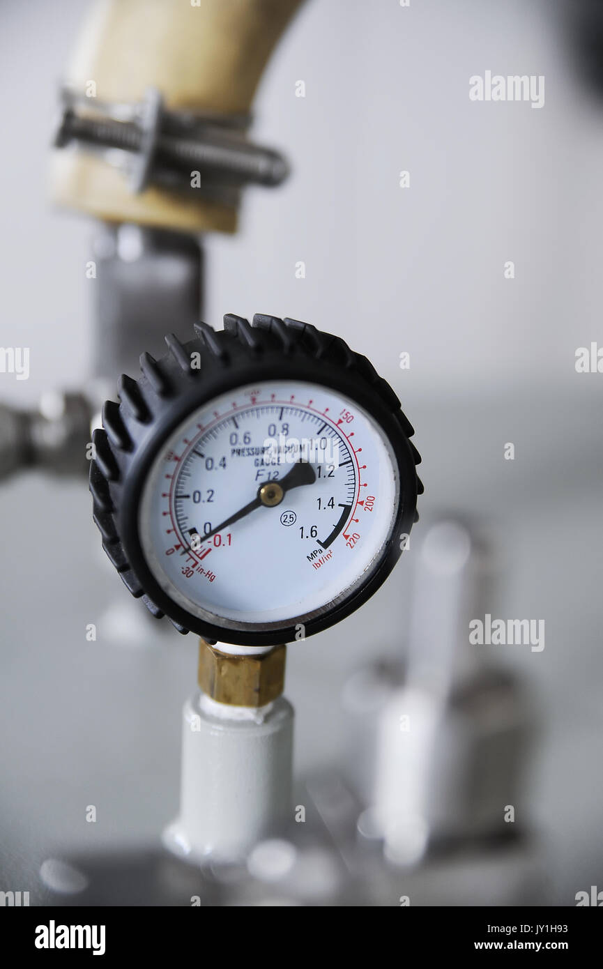 Vista dettagliata del vuoto di pressione con il manometro sul tubo del background Foto Stock