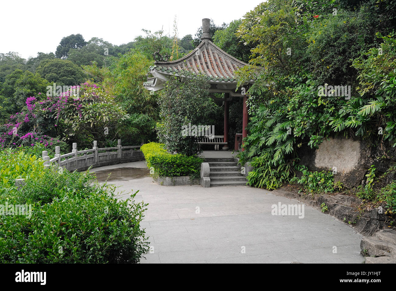 Pagoda cinese nel parco circondato da alberi e cespugli Foto Stock