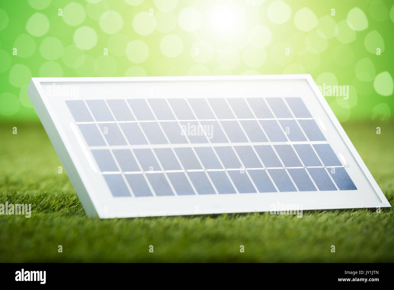 Close-up di un set portatile di un pannello solare posizionato sul verde erba Foto Stock