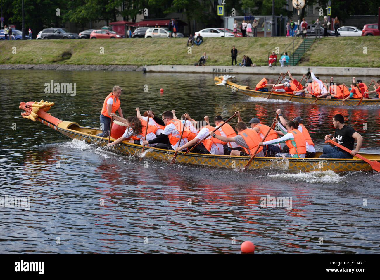 San Pietroburgo, Russia - Giugno 12, 2015: Concorsi di barche drago durante il Golden lame regata. Questo genere di competizioni rendono la gara di accessi Foto Stock