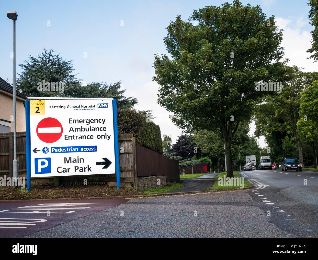 Segno di emergenza per ambulanza e il parcheggio principale dei punti di accesso presso il NHS ospedale generale di Kettering, Inghilterra. Foto Stock