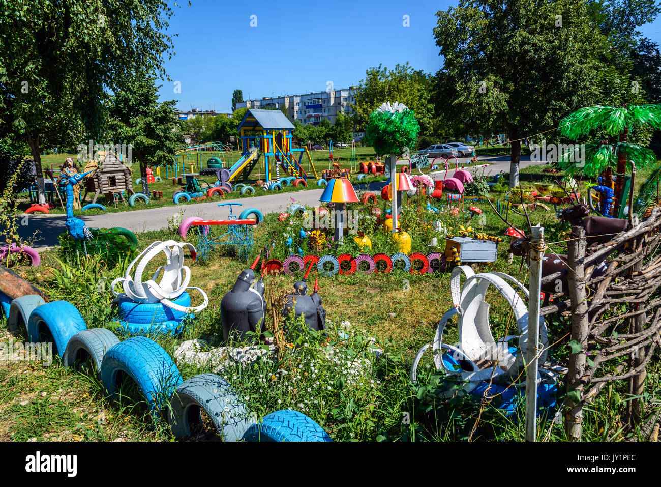 In casa parco giochi per bambini a partire da un materiale improvvisato, Russia Foto Stock