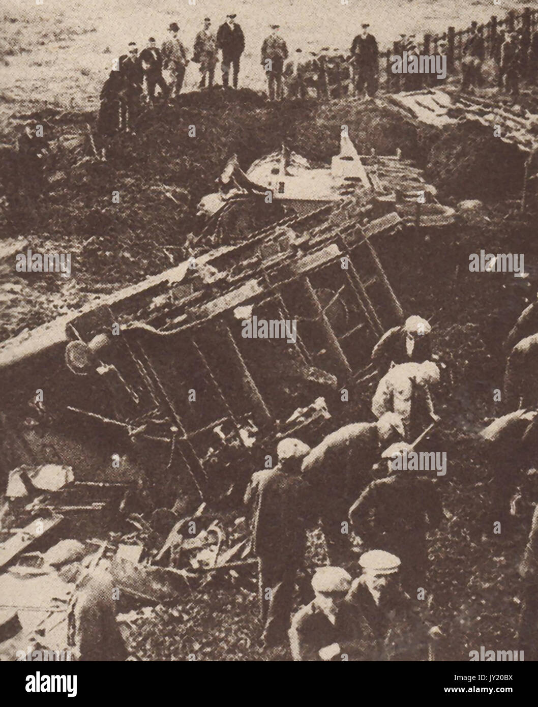 1932 (17 giugno) : news foto che mostrano le conseguenze del grande Bridgeford, Staffordshire, Inghilterra disastro ferroviario Foto Stock