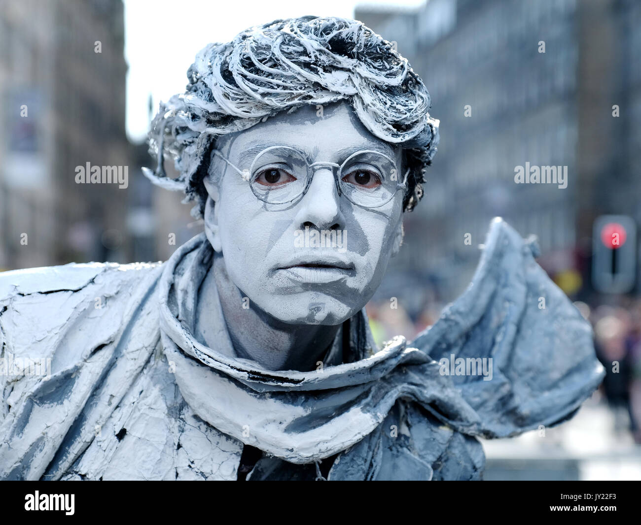 Un esecutore di strada sul Royal Mile di Edimburgo parte della Edinburgh Festival Fringe, il più grande festival delle arti nel mondo. Foto Stock