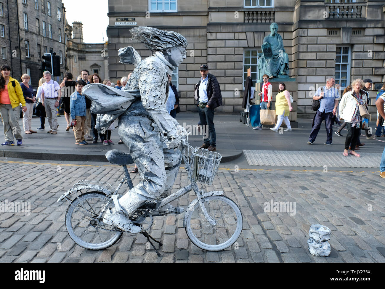 Un esecutore di strada sul Royal Mile di Edimburgo parte della Edinburgh Festival Fringe, il più grande festival delle arti nel mondo. Foto Stock