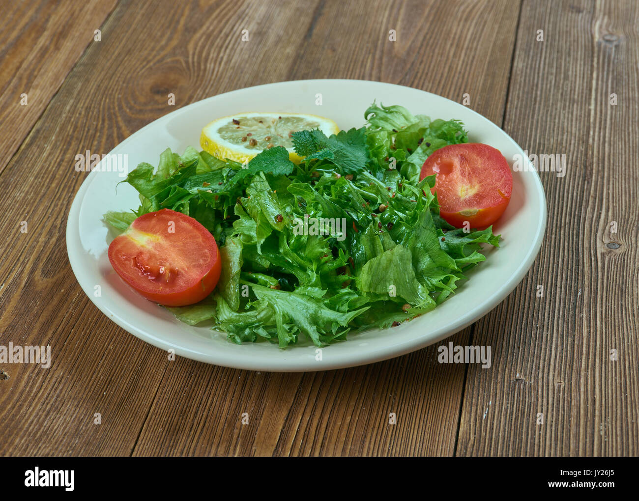 La Turp otu insalata - Insalata primaverile da foglie di rafano selvatico  con aglio. La cucina turca Foto stock - Alamy