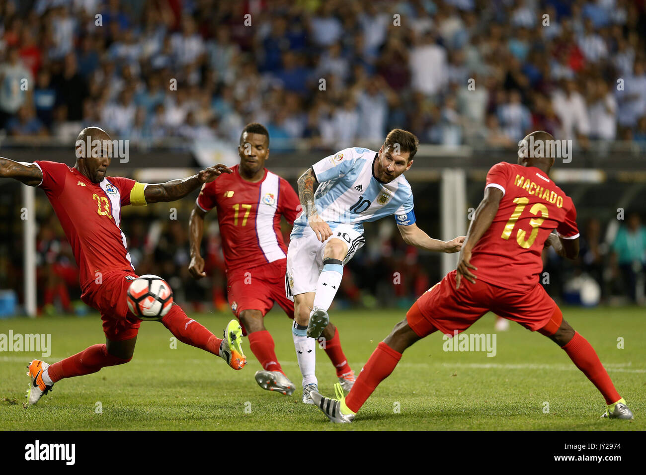 CHICAGO, STATI UNITI D'AMERICA. 10 GIUGNO 2016. Lionel Messo shopping un calcio di punizione e segnare il primo sul traguardo il Copa America 2016. Foto Stock