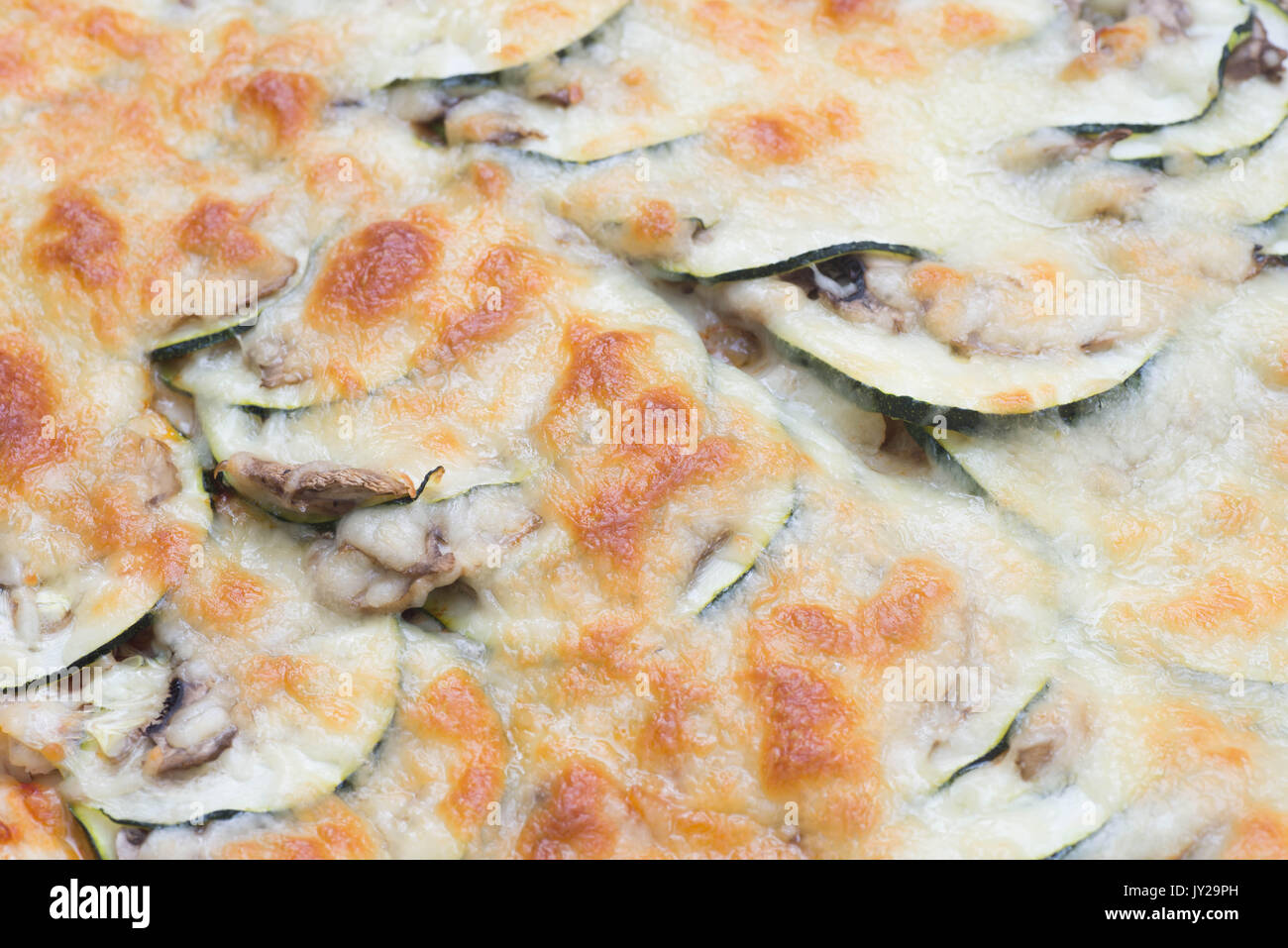La pizza fatta in casa con zucchine closeup Foto Stock