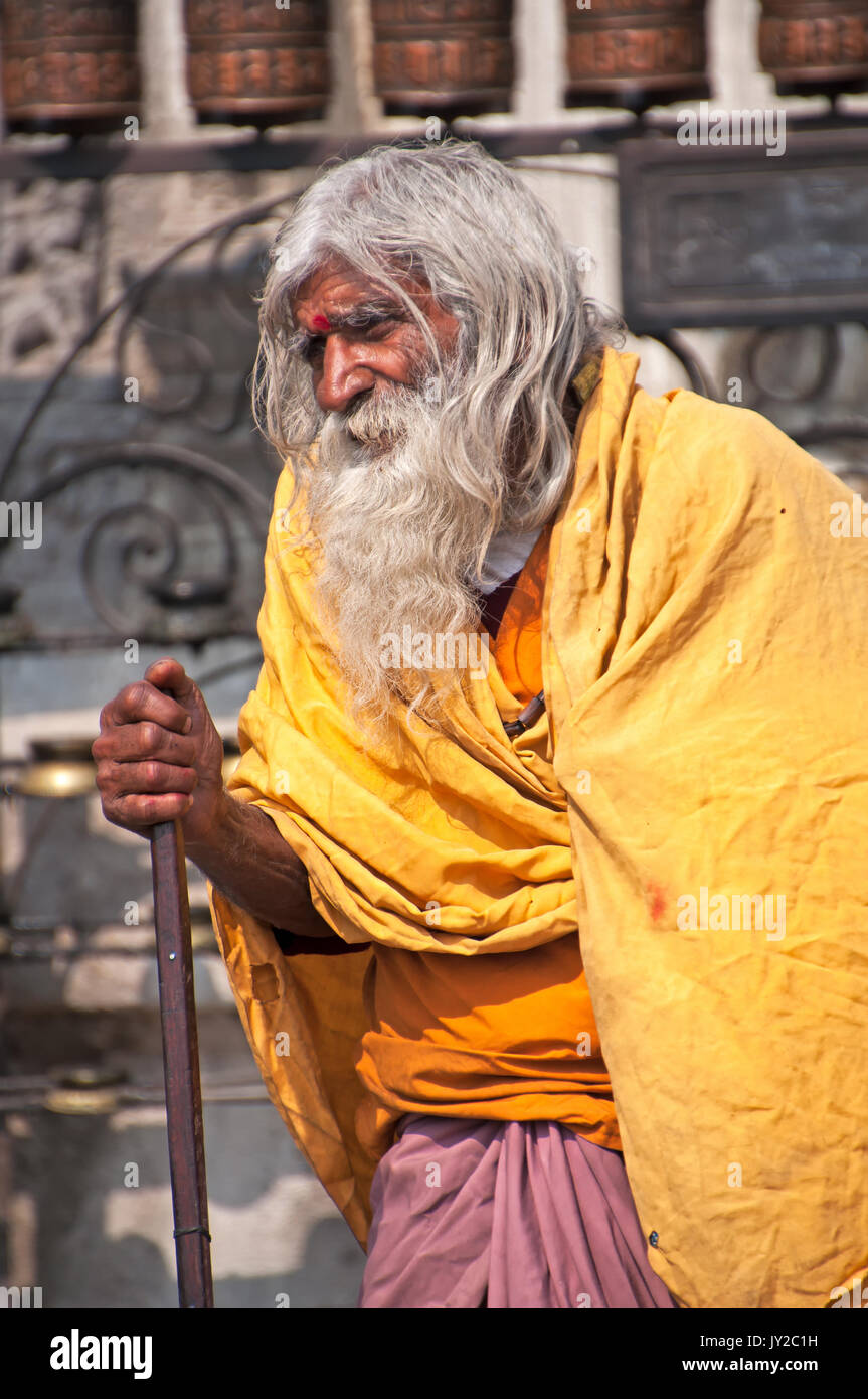 Kathmandu, Nepal - Marzo 9, 2013: Sadhu nel tempio di Swayambhunath. Un sadhu è un religioso ascetico, mendicante o qualsiasi persona santo nell'induismo e il Giainismo Foto Stock