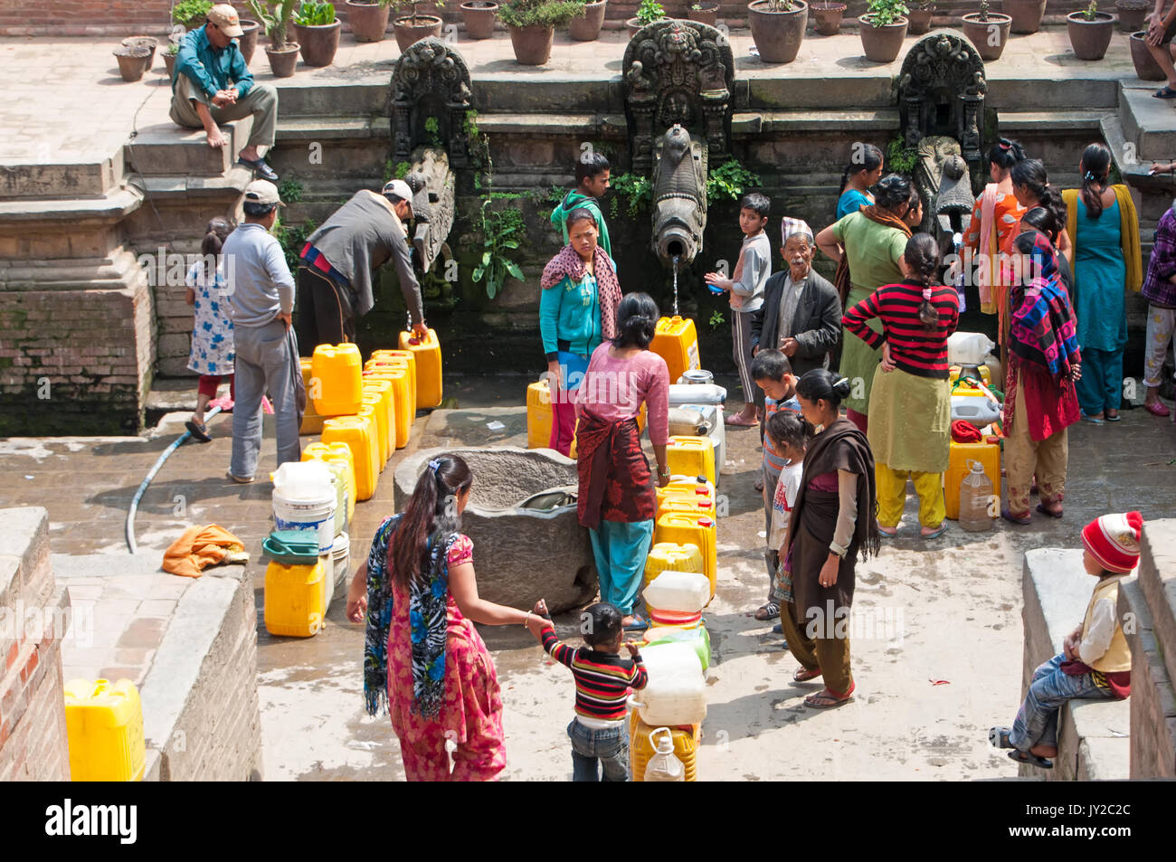 Kathmandu, Nepal - Marzo 9, 2013: le persone che attendono il loro turno per raccogliere acqua pulita al pubblico tocca nella città di Katmandu. Foto Stock