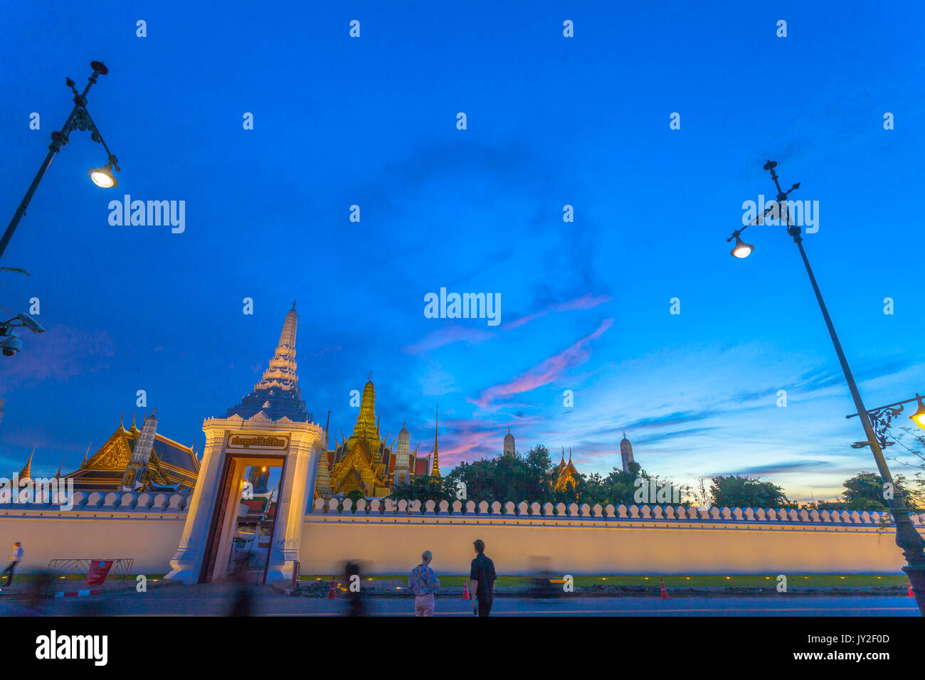 Il giallo il cielo sopra il Wat Pha Kaew. il Tempio del Buddha di Smeraldo e il Grande Palazzo.Ubicazione dei resti di Sua Maestà il Re Bhumibol Adulyadej Sua Maestà K Foto Stock