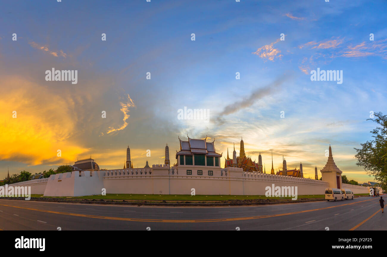 Il giallo il cielo sopra il Wat Pha Kaew. il Tempio del Buddha di Smeraldo e il Grande Palazzo.Ubicazione dei resti di Sua Maestà il Re Bhumibol Adulyadej Sua Maestà K Foto Stock