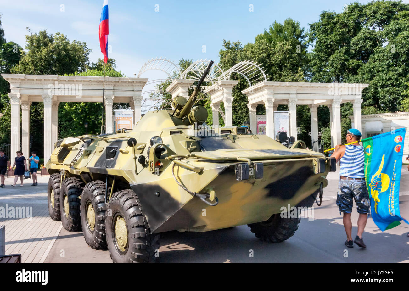 Mosca, Federazione Russa - Agosto 2, 2017: parco Sokolniki, giorno dei marittimi della marina con un anfibio militare serbatoio esporre per turisti e cit Foto Stock