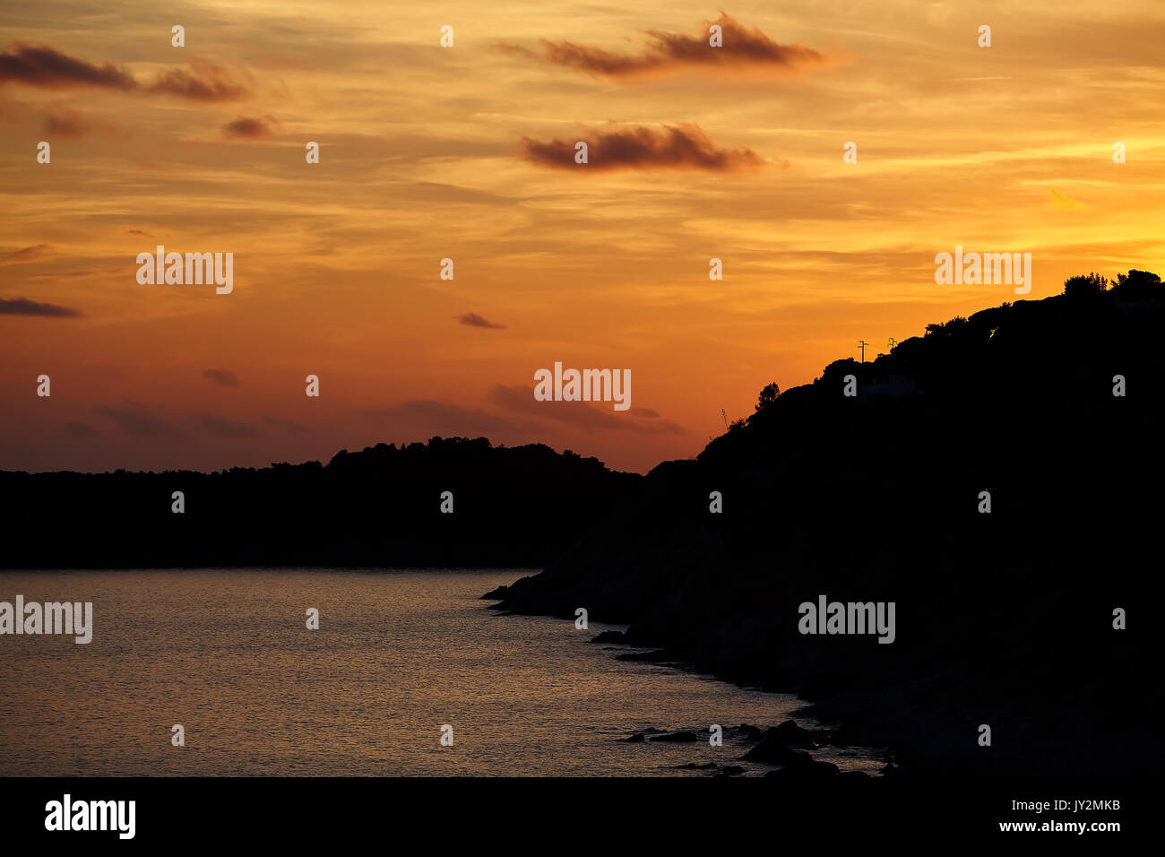 Sagome al tramonto, quasi sera, a Marciana Marina, Isola d'Elba, Italia. Foto Stock