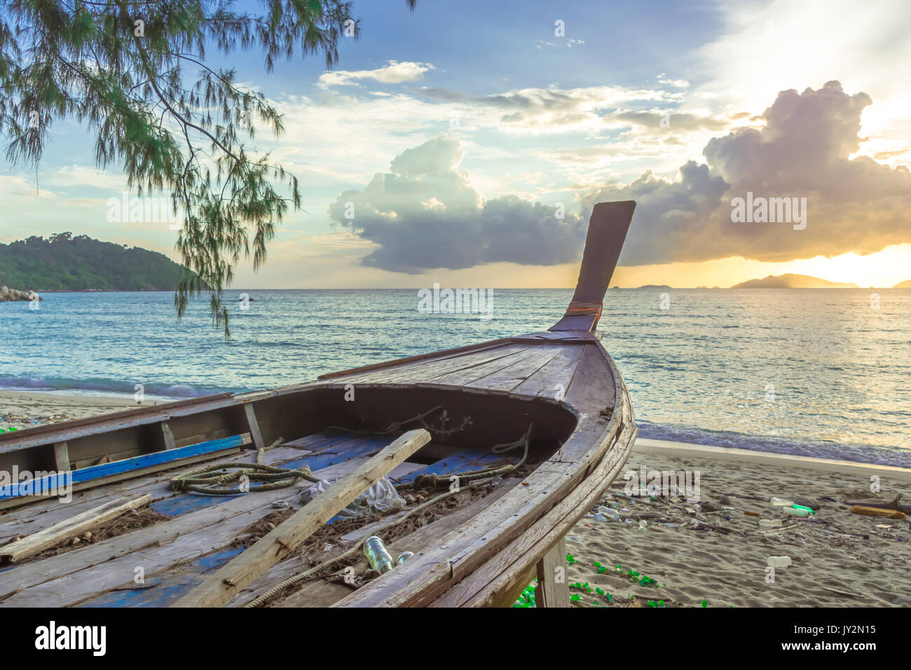 Long Tail vecchia barca thai sulla riva con la luce solare Foto Stock