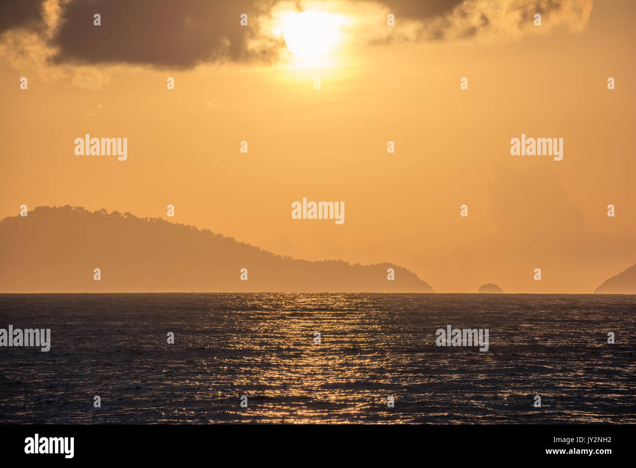 Arancione tramonto sul mare al crepuscolo Foto Stock