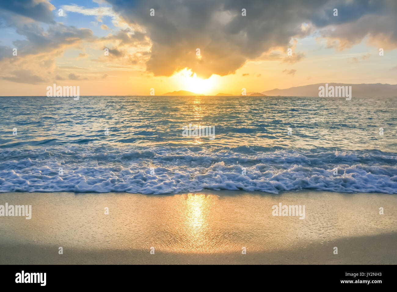 Bel tramonto sulla spiaggia, seascape Foto Stock