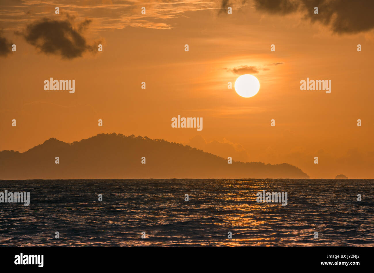 Arancione tramonto sul mare al crepuscolo Foto Stock