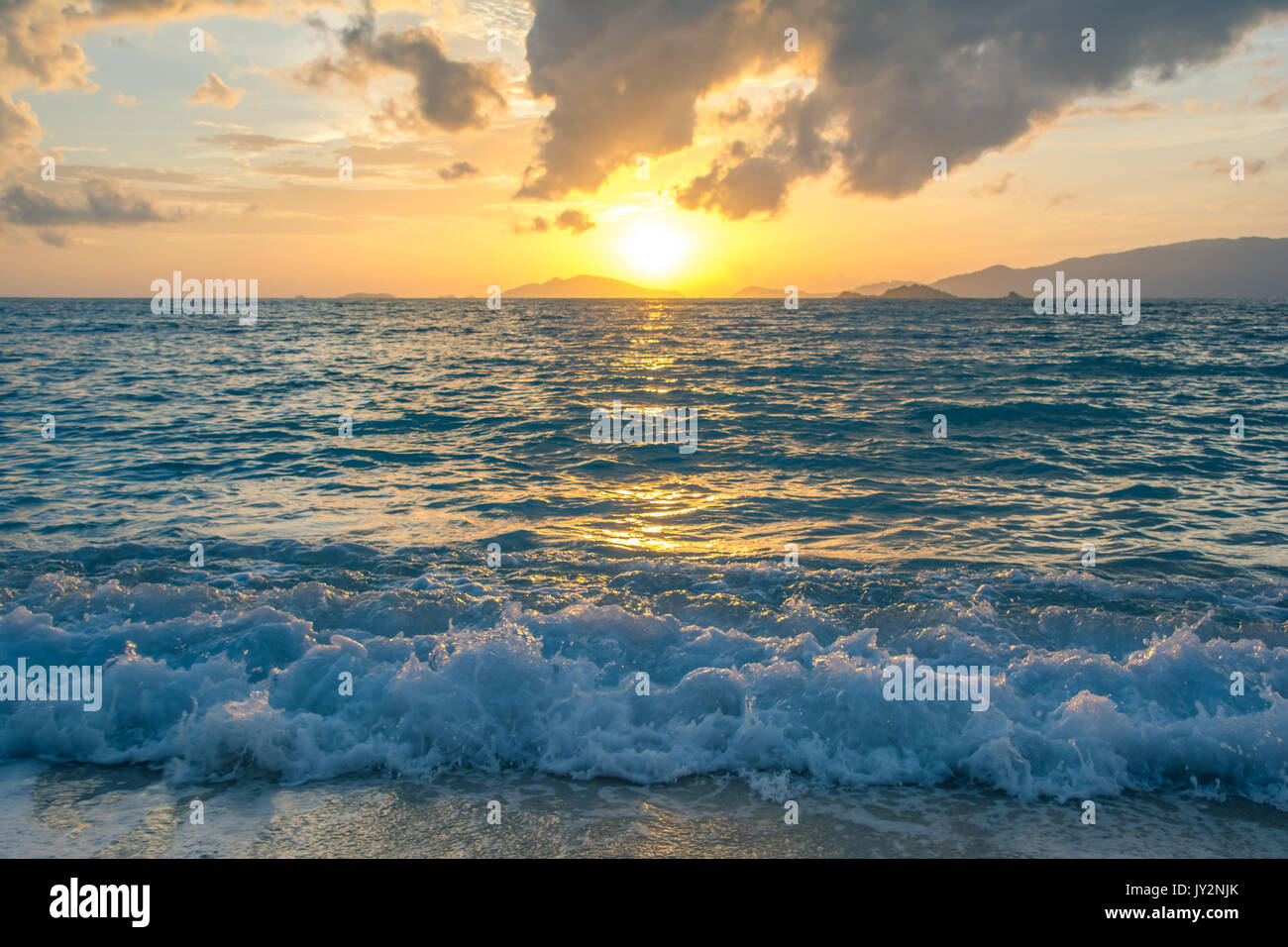Bel tramonto sulla spiaggia, seascape Foto Stock