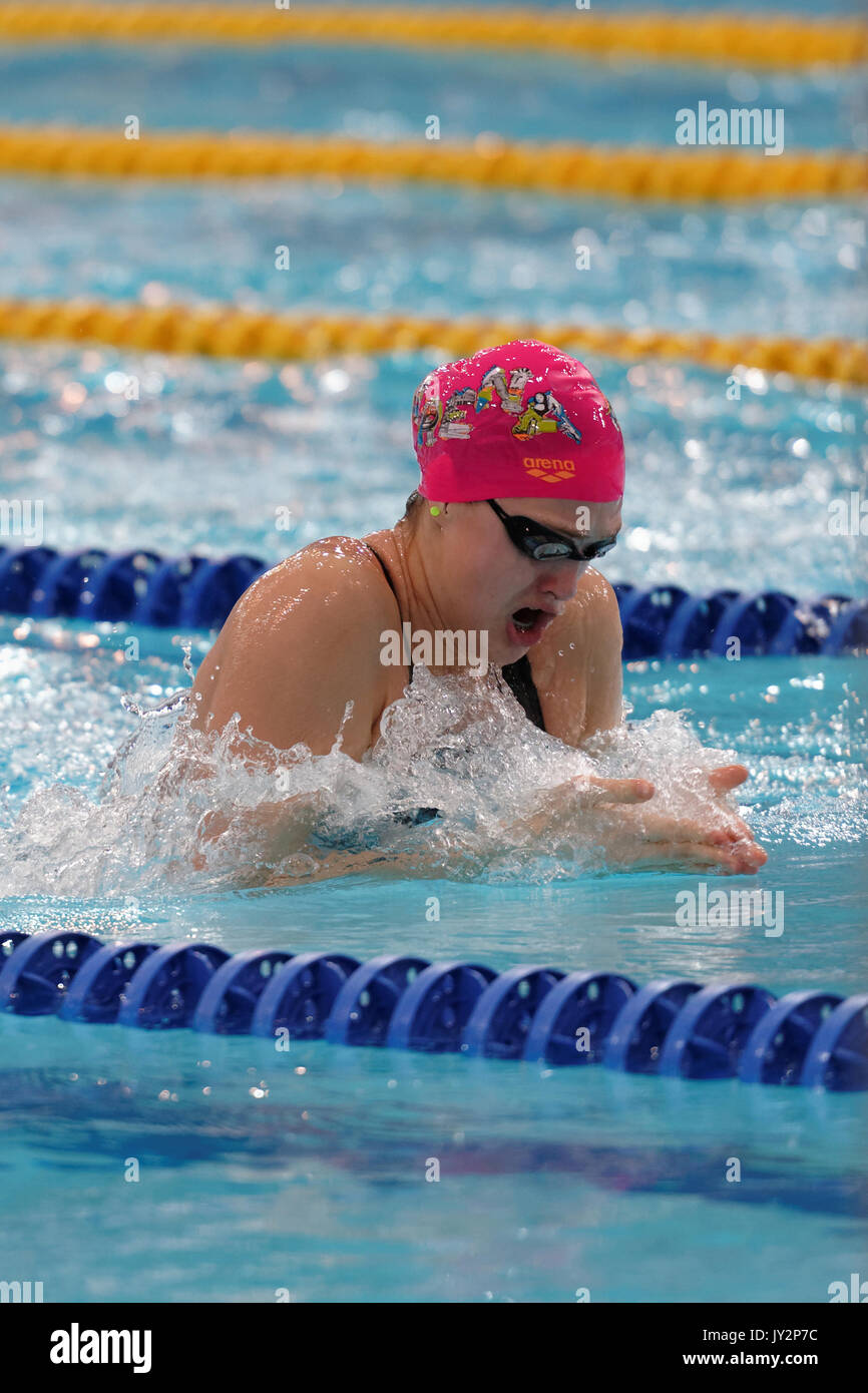 San Pietroburgo, Russia - 16 dicembre 2016: atleta femminile compete in 100 m a rana nuoto concorrenza durante X Salnikov Cup. Atleti da 6 Foto Stock