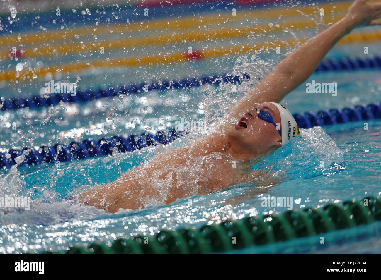 San Pietroburgo, Russia - 16 dicembre 2016: atleta compete in 100 m dorso nuoto concorrenza durante X Salnikov Cup. Atleti provenienti da 6 paesi Foto Stock