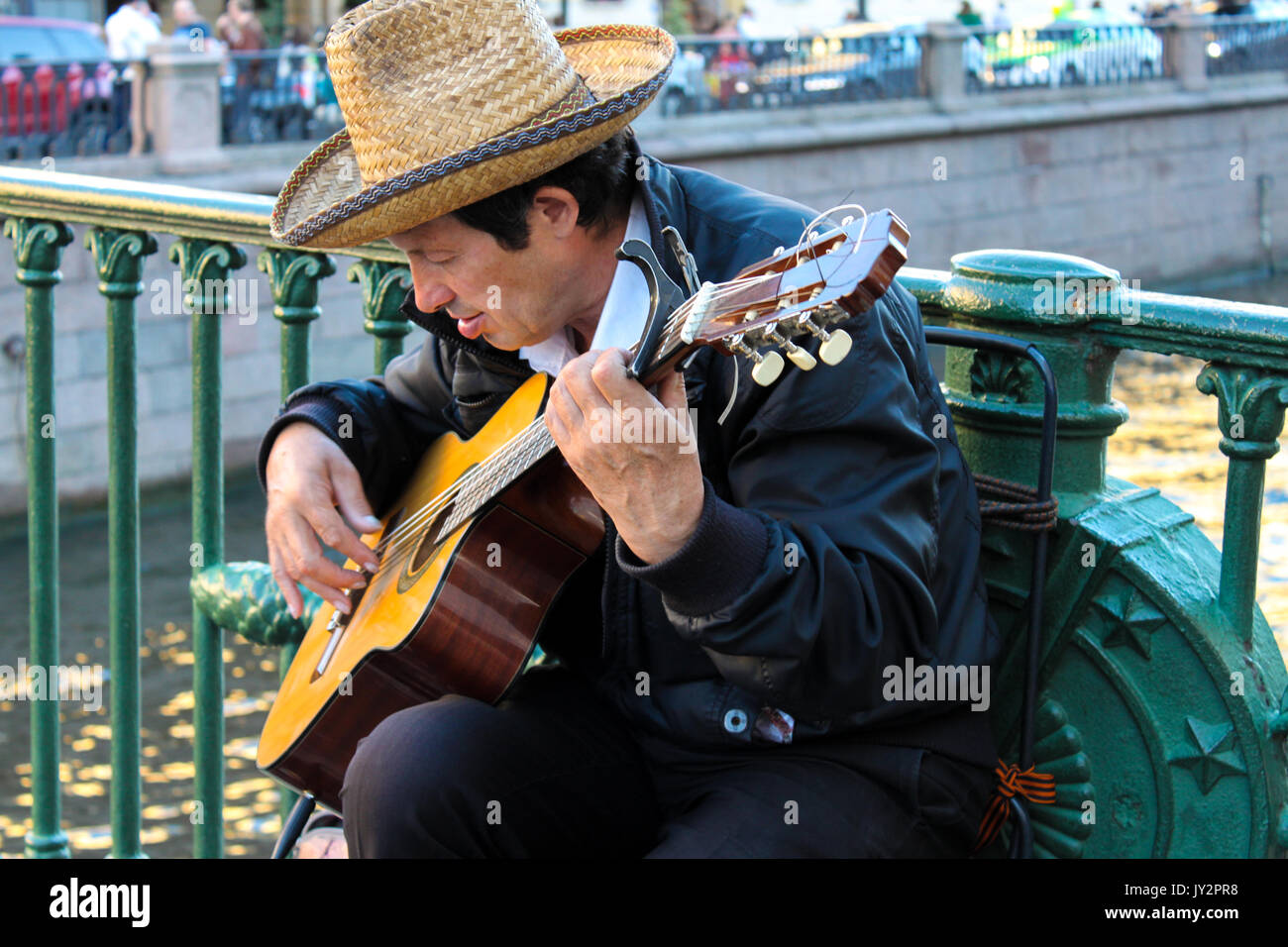 Un musicista di strada giocando le sue emozioni.la chitarra. Foto Stock