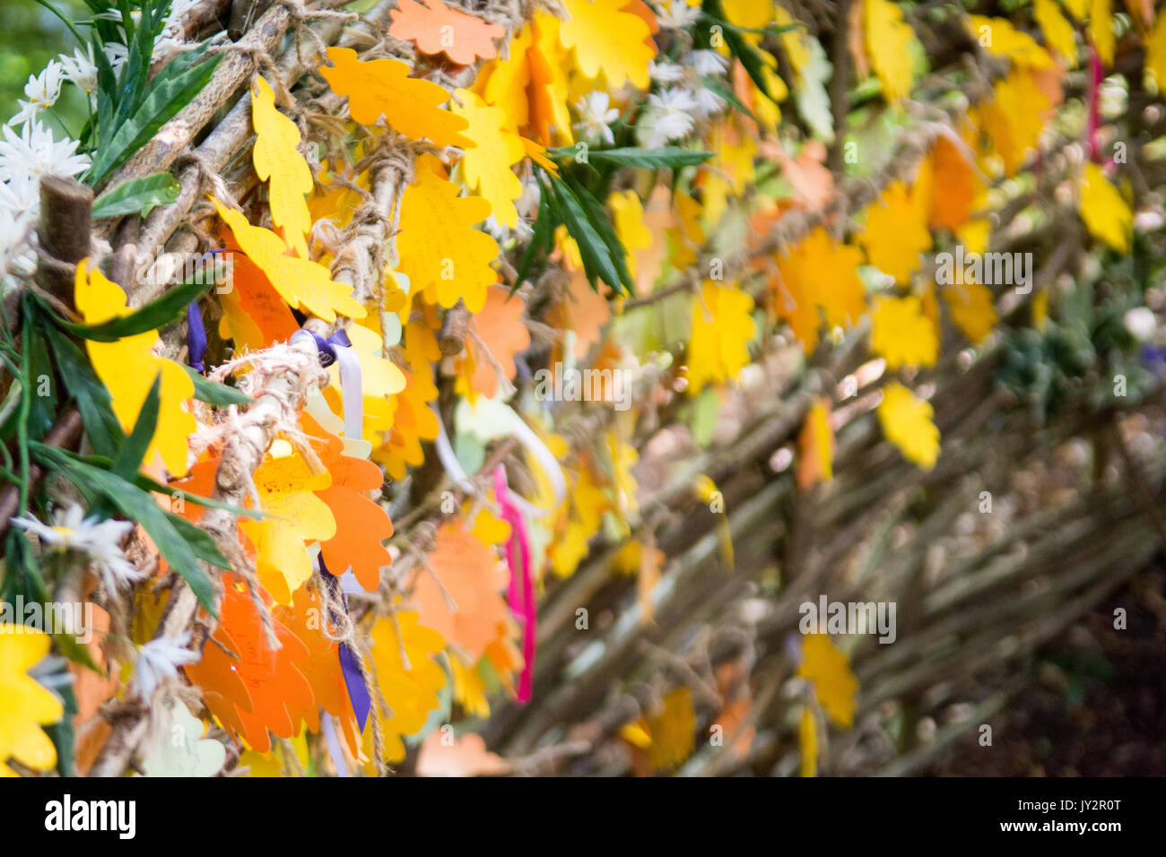 La buona volontà dei messaggi legata a un recinto a tagliare la carta Foto Stock