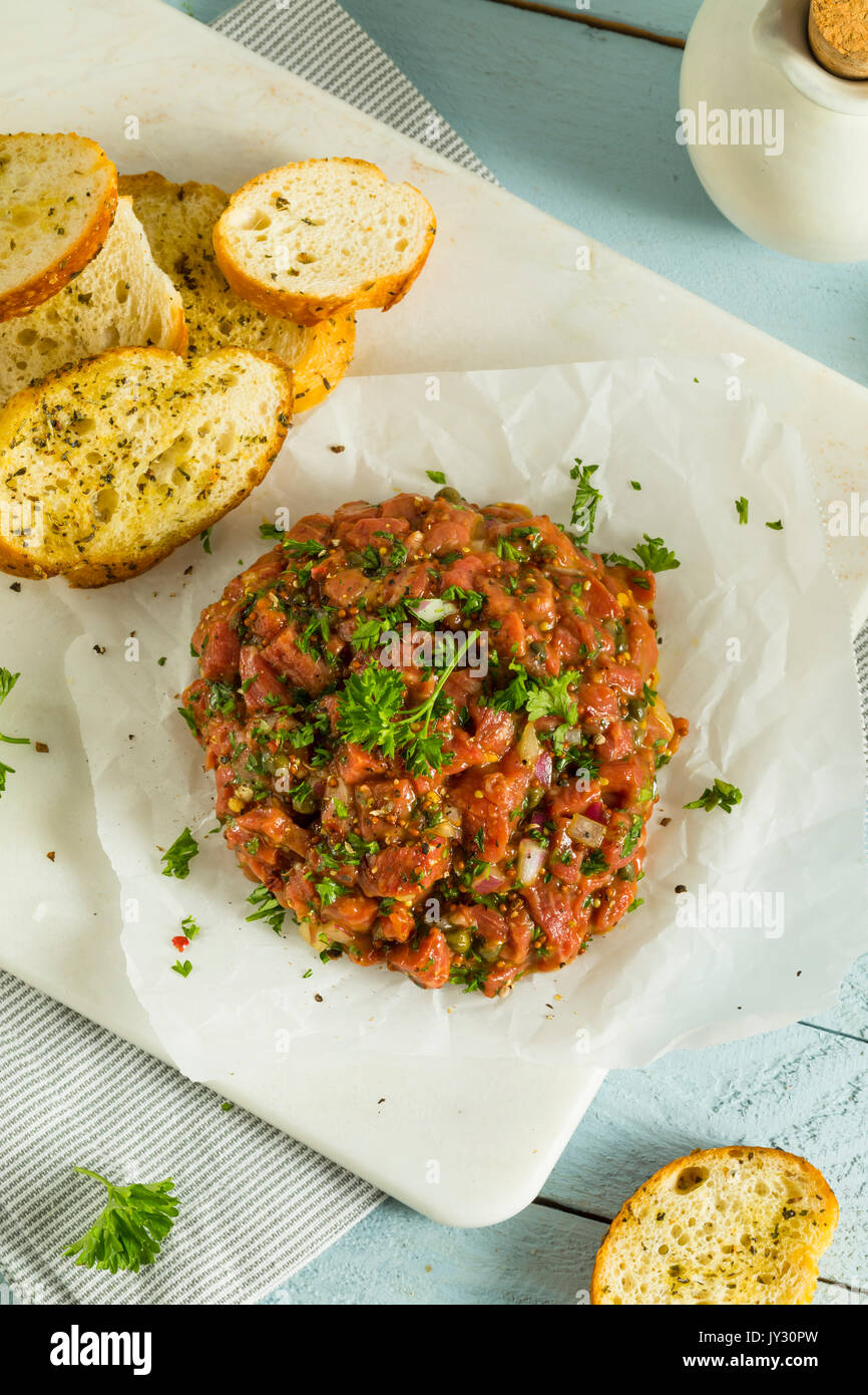 Materie organiche Carne bovina francese Tartare con fette di pane casereccio Foto Stock