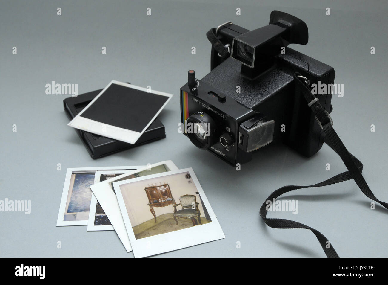 Telecamera Polaroid, modello Super Color Swinger, vintage in ottime condizioni e foto polaroid Foto Stock