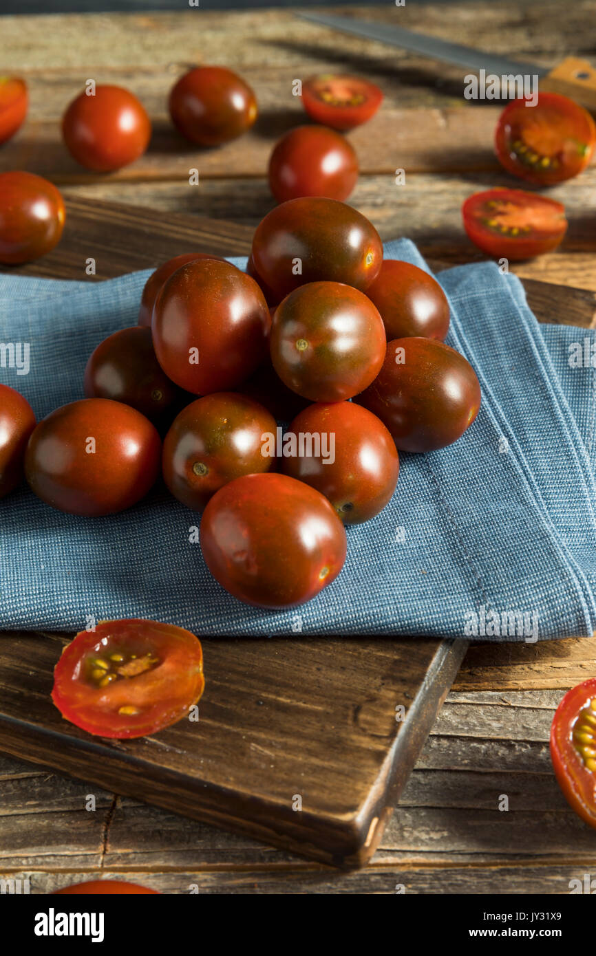 Materie organiche rosso ciliegia pomodori Kamato pronto a mangiare Foto Stock