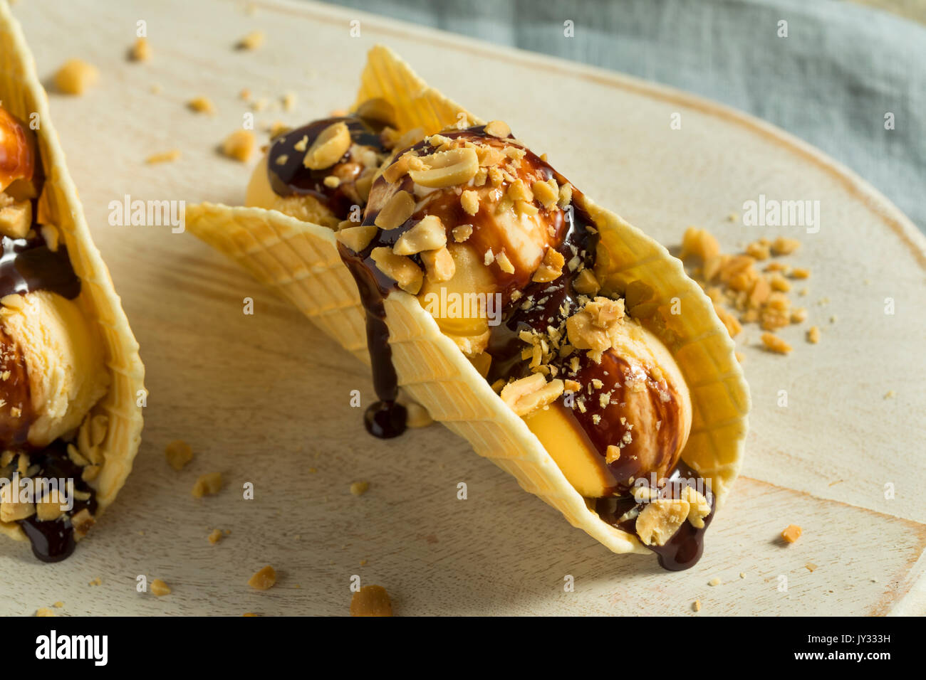 Dolci fatti in casa il gelato al cioccolato Taco con arachidi Foto Stock