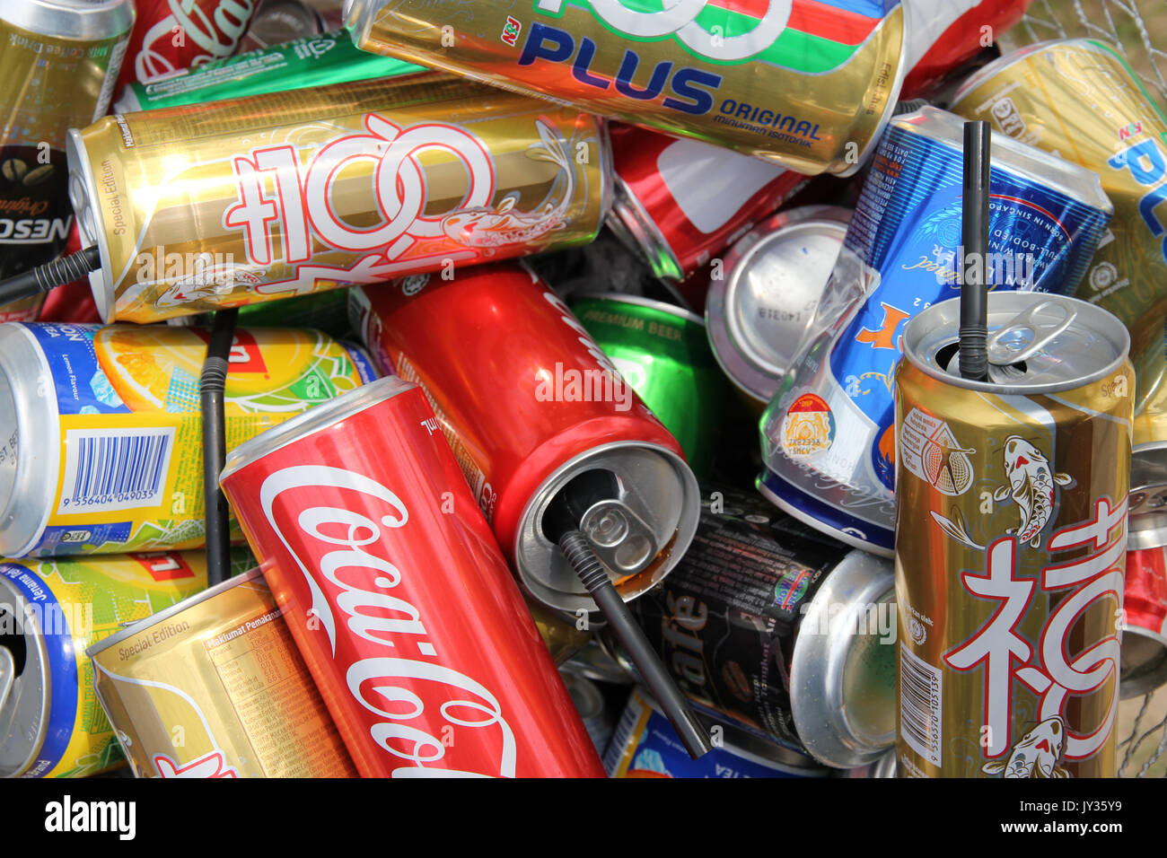 Alluminio trash lattine Isola di Tioman Malesia Foto Stock