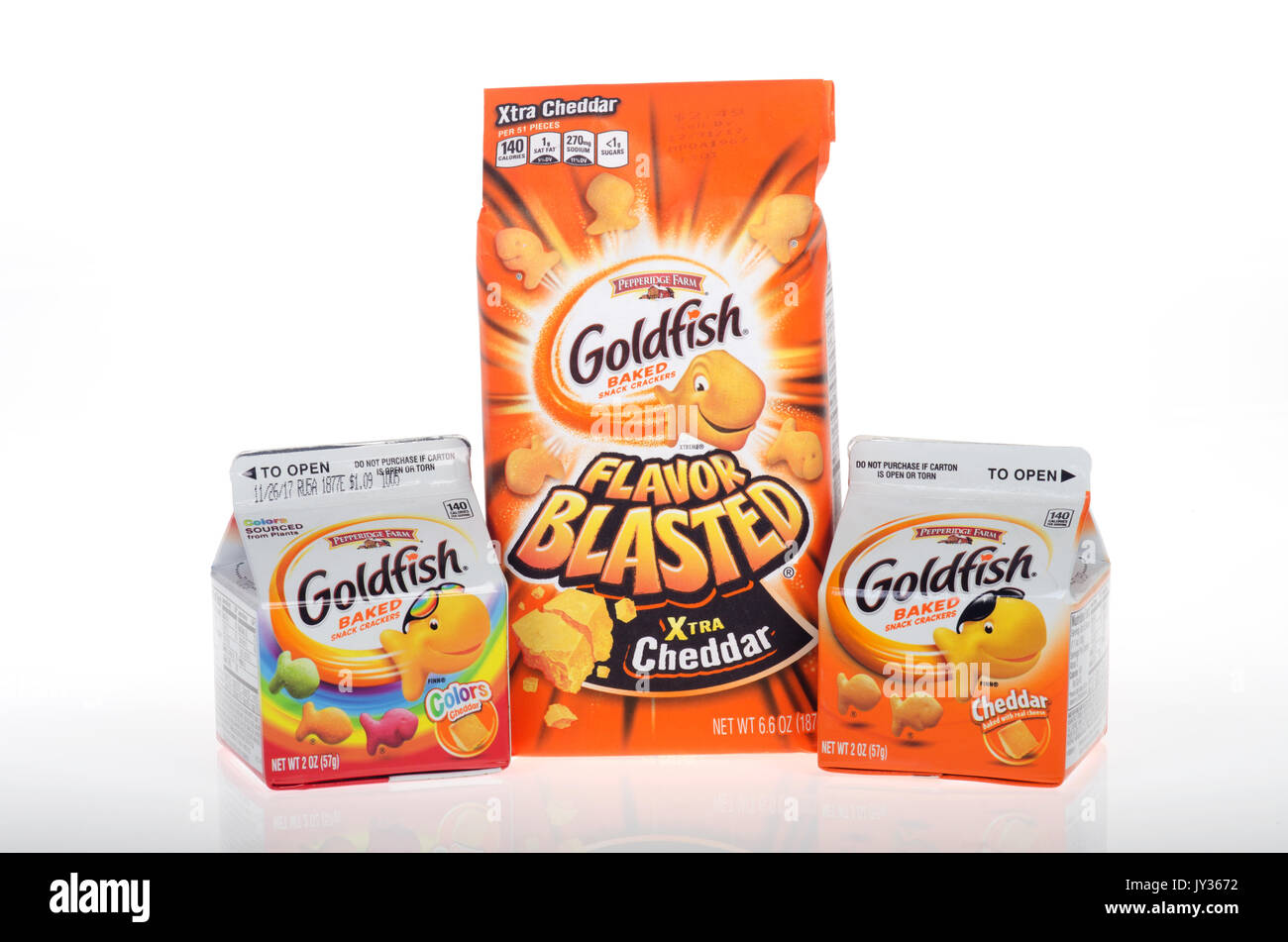 Contenitori chiusi di Pepperidge Farm Goldfish cotta cracker su sfondo bianco. Stati Uniti d'America Foto Stock
