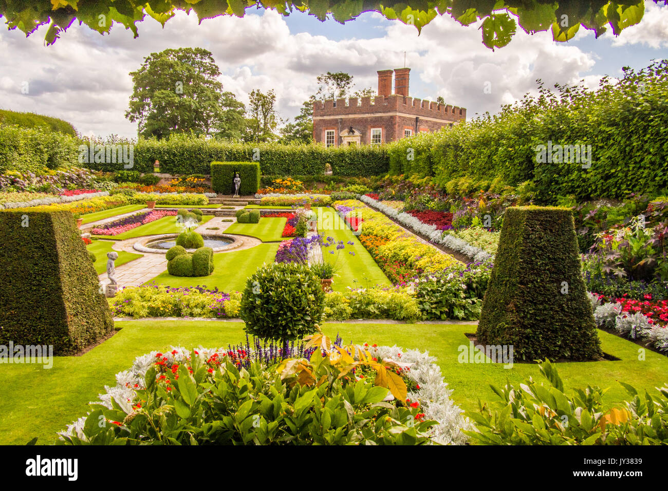 Uno dei molti giardini a Hampton Court. Guglielmo III di Banqueting House è in background, Richmond Upon Thames, London. Foto Stock
