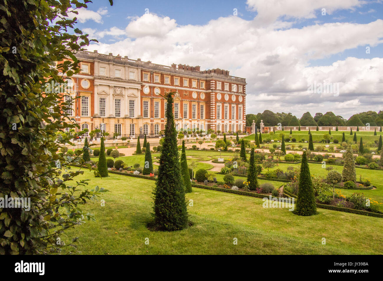 Hampton Court Palace con il privato giardino anteriore, Richmond sul Tamigi a Londra, Inghilterra. Foto Stock