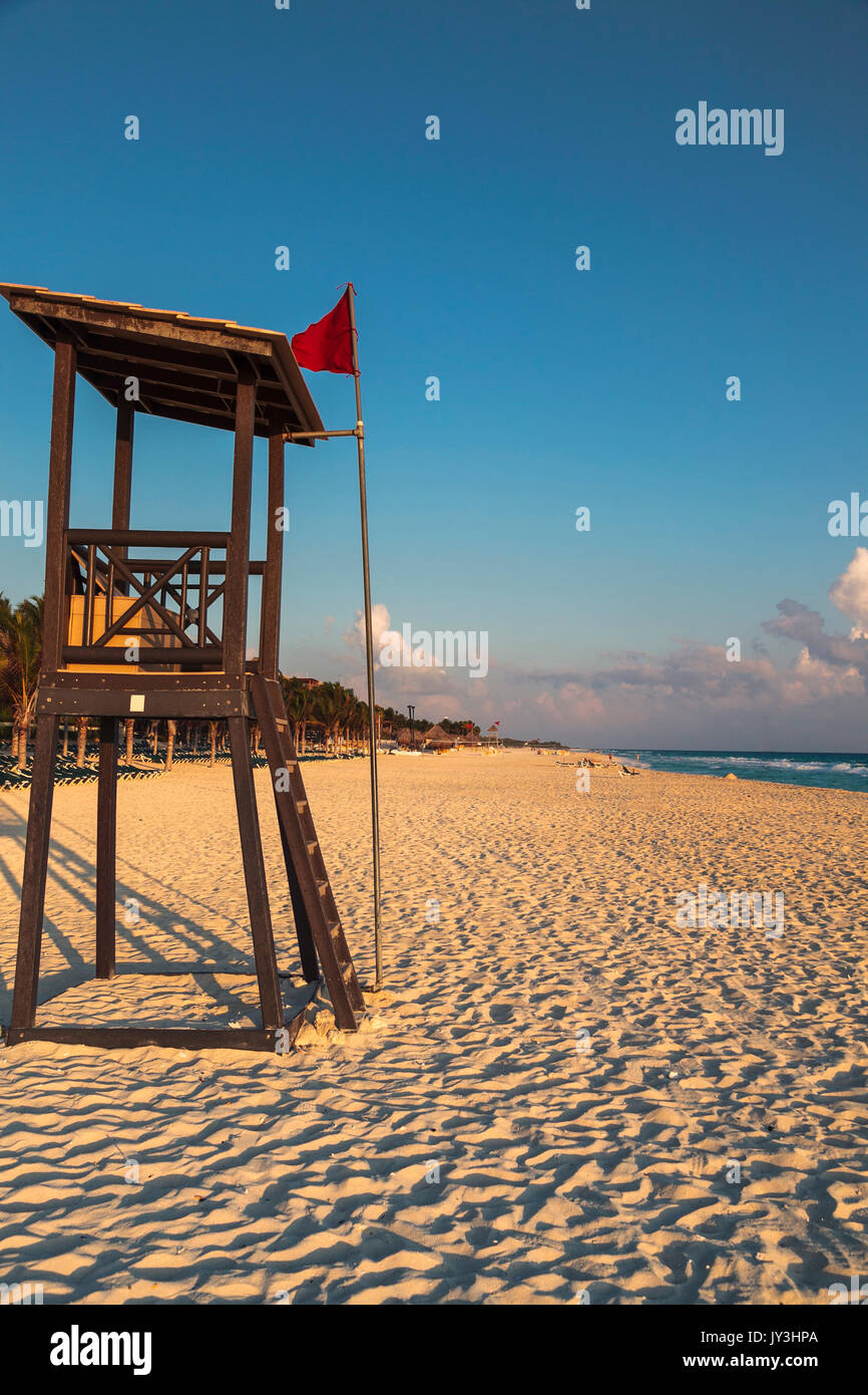 Torre di Guardia costiera alla spiaggia Playa del Carmen, Messico Foto Stock