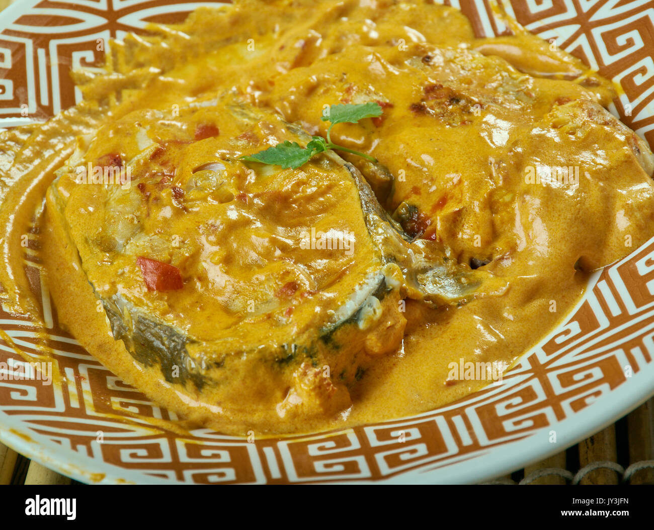 Senape in Bengali pesce al curry. Pesce cotto con masala in olio di senape i gusti. Foto Stock