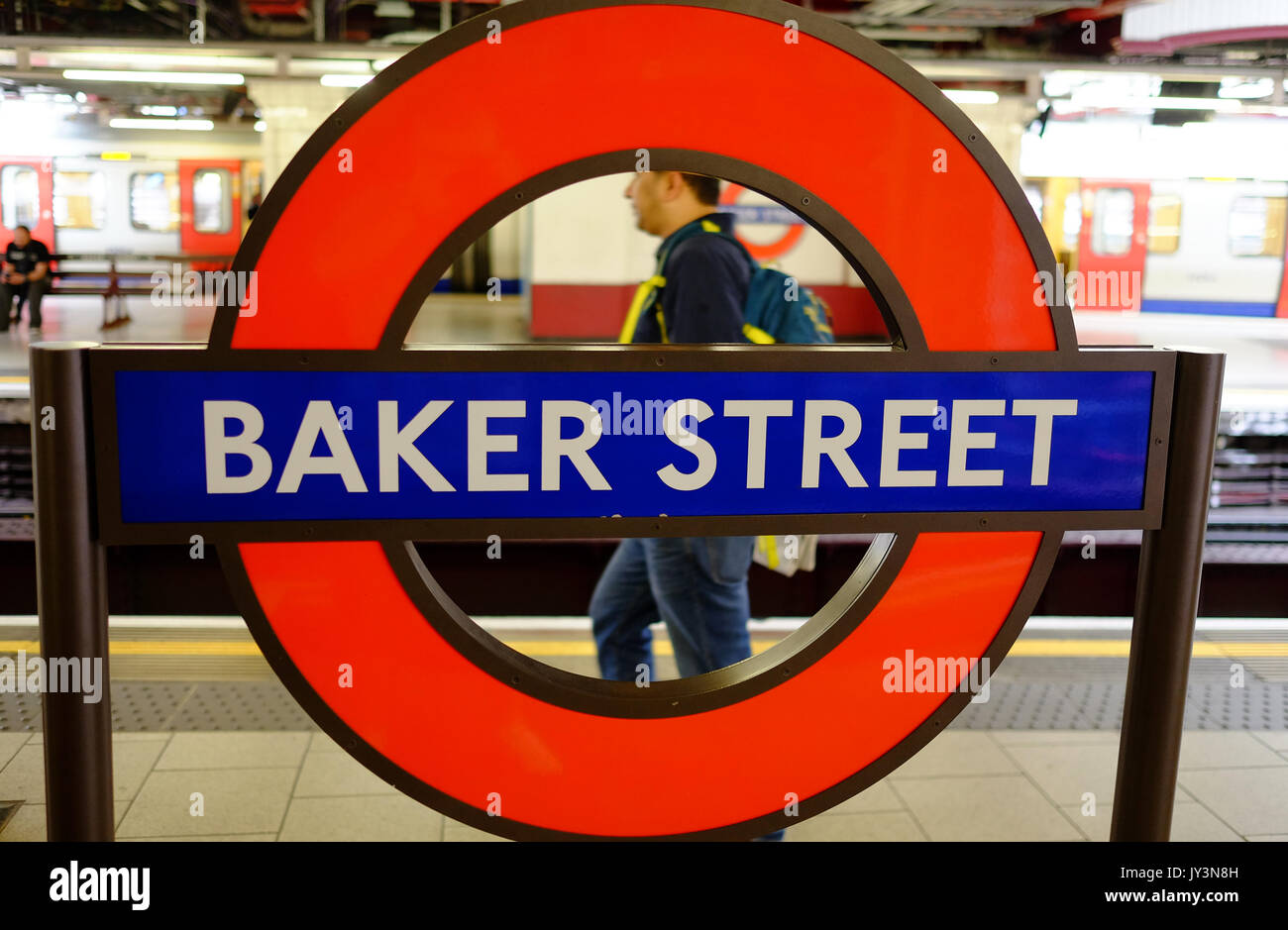 Un passeggero transita attraverso la stazione di Baker Street a Londra sulla linea metropolitana Foto Stock