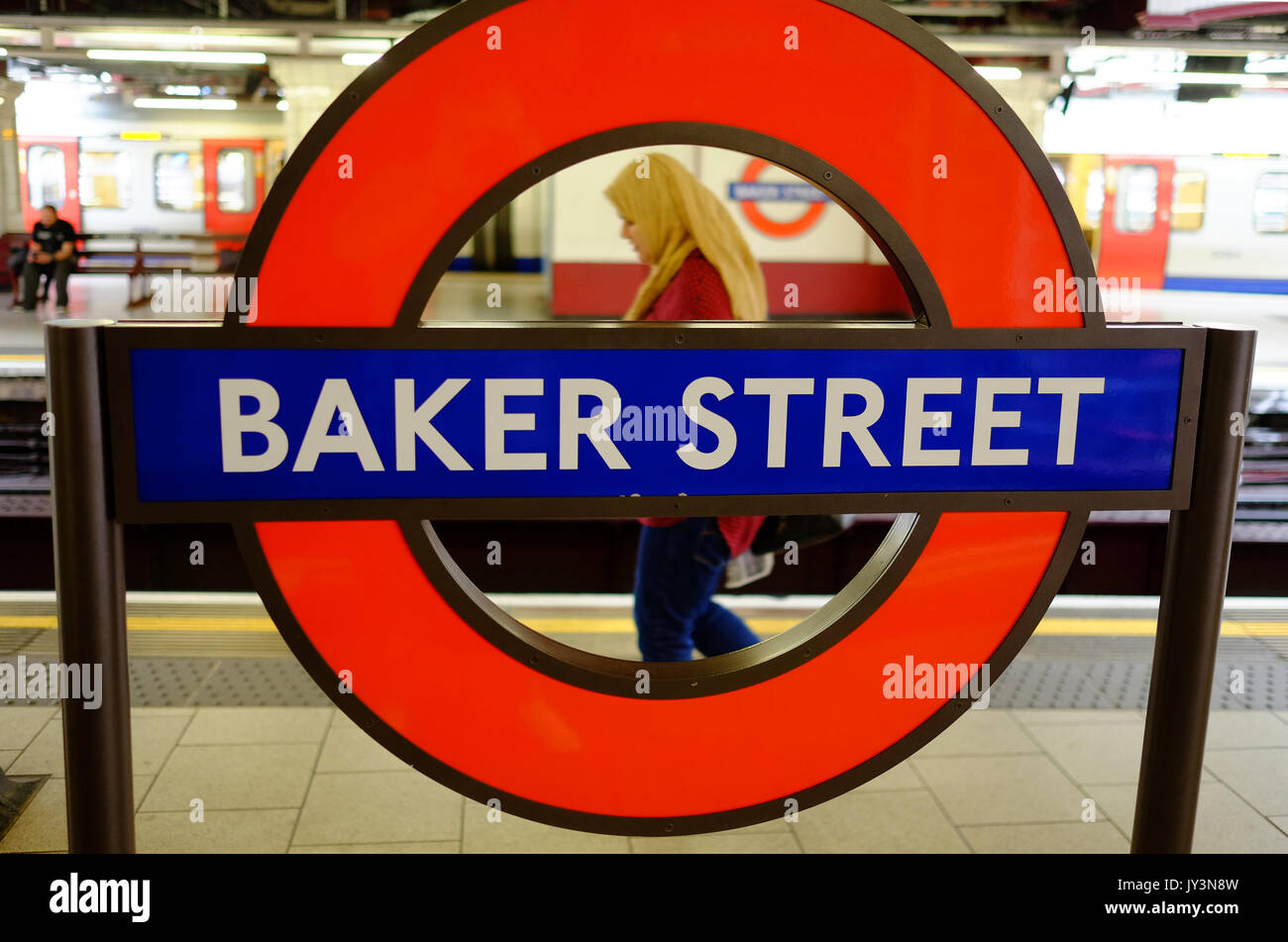 Un musulmano britannico donna transita attraverso la stazione di Baker Street, Londra Foto Stock