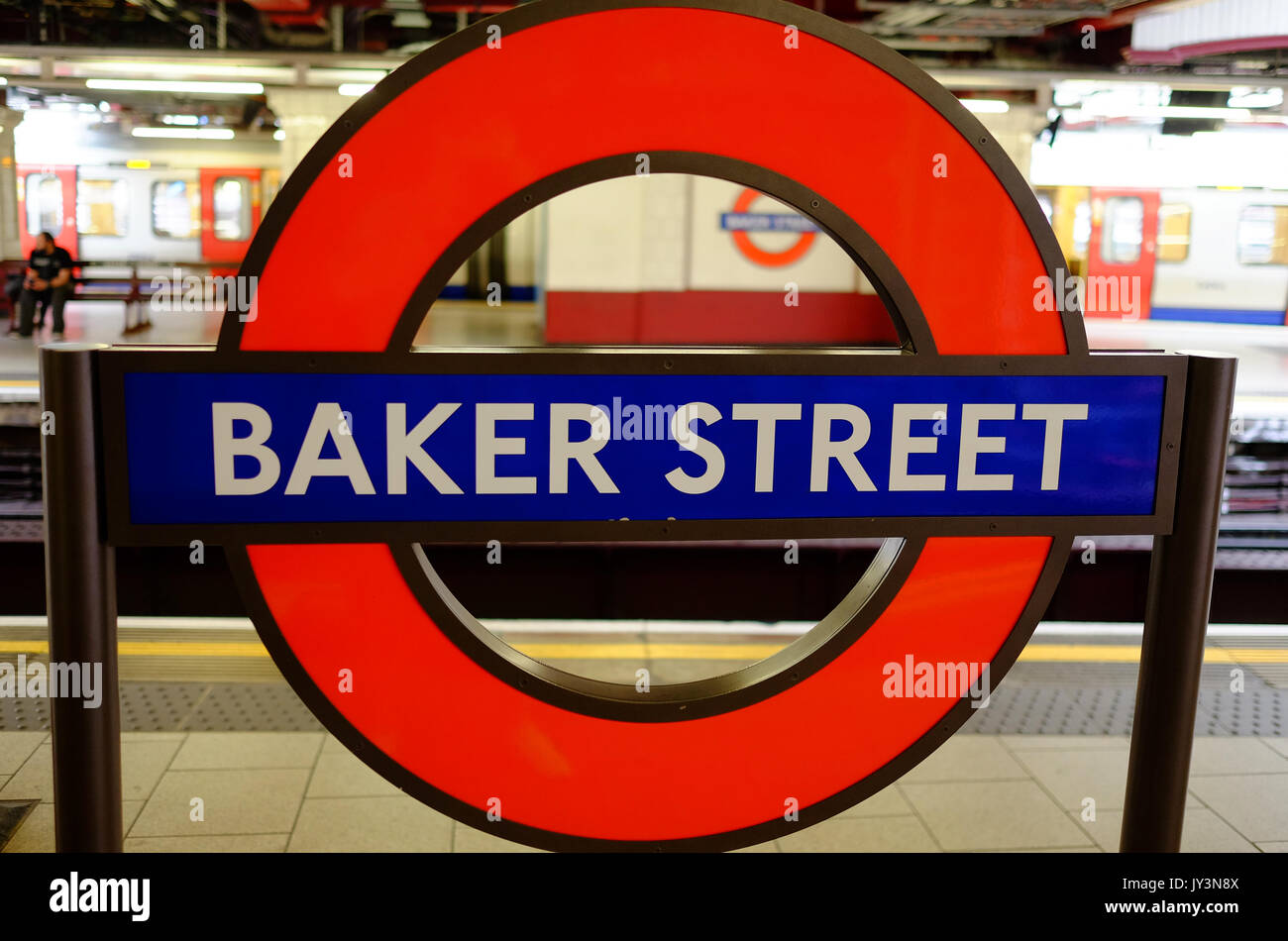 Sulla piattaforma della stazione di Baker Street a Londra, sulla linea metropolitana Foto Stock