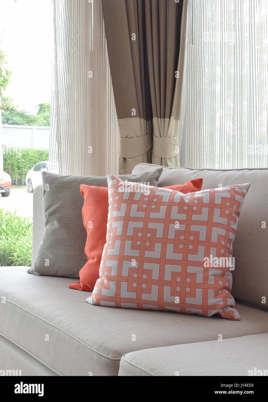 Schema grafico, arancione e grigio cuscino sul divano beige Foto stock -  Alamy