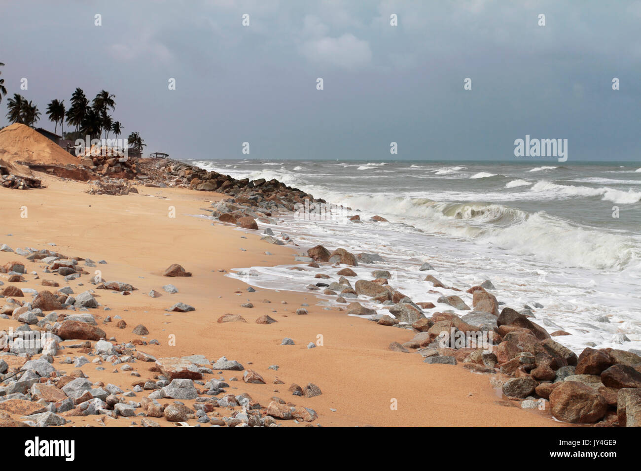 Una forte ondata rompendo barriera d'onda provocando erosione.in Malesia Foto Stock