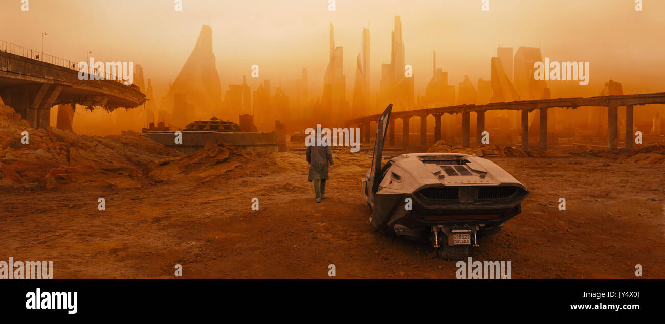 Data di rilascio: ottobre 6, 2017 Titolo: Blade Runner 2049 STUDIO: Columbia Pictures Regista: Denis Villeneuve trama: trenta anni dopo gli eventi del primo film, un nuovo blade runner, LAPD Officer K (Ryan Gosling), svela una lunga segreto sepolto che ha il potenziale di immergersi ciò che rimane della società nel caos. K la scoperta lo conduce alla ricerca Rick Deckard (Harrison Ford), un ex LAPD blade runner che è stato assente per 30 anni starring: Locandina (credito: © Columbia Pictures/Entertainment Immagini) Foto Stock