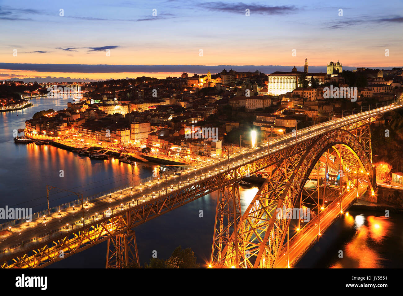 Porto skyline e fiume Douro di notte con Dom Luis I Ponte sul primo piano, Portogallo Foto Stock