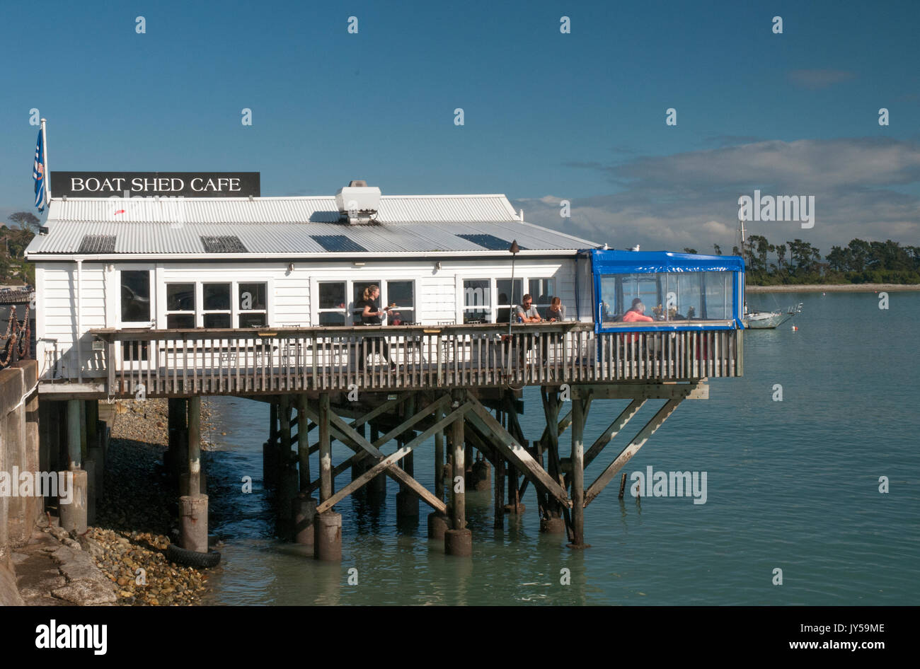 Barca capannone Cafe sul lungomare a Wakefield Quay, Nelson, Nuova Zelanda Foto Stock