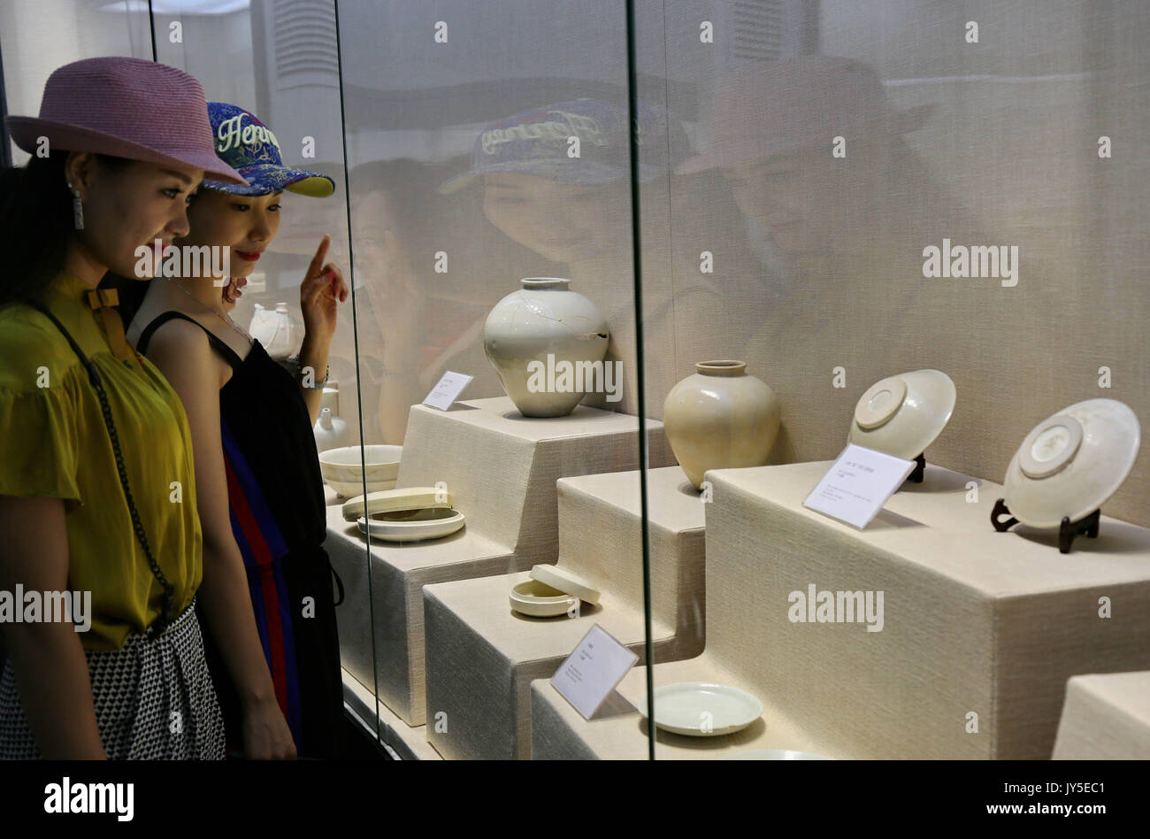 Shijiazhuang cinese nella provincia di Hebei. 17 Ago, 2017. Vista dei visitatori la mostra presso il recentemente inaugurato Xing forno Museum di Neiqiu County, a nord della Cina di nella provincia di Hebei, Agosto 17, 2017. Xing forno era uno di porcellana di luoghi di produzione nella Cina antica. Credito: Yang Shiyao/Xinhua/Alamy Live News Foto Stock