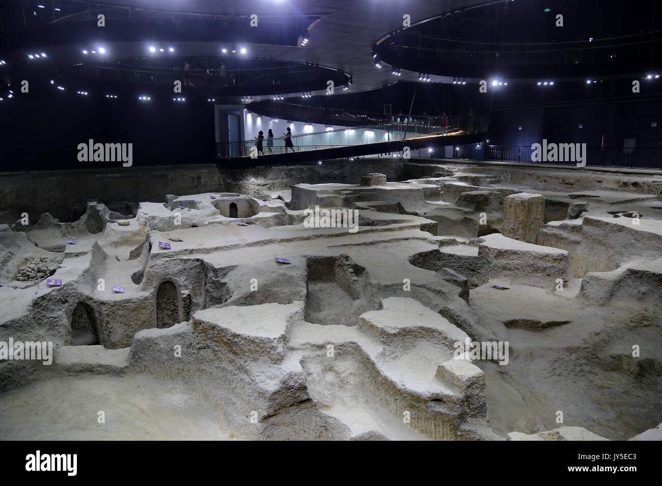 Shijiazhuang cinese nella provincia di Hebei. 17 Ago, 2017. La gente visita recentemente inaugurato Xing forno Museo sul sito in Neiqiu County, a nord della Cina di nella provincia di Hebei, Agosto 17, 2017. Xing forno era uno di porcellana di luoghi di produzione nella Cina antica. Credito: Yang Shiyao/Xinhua/Alamy Live News Foto Stock