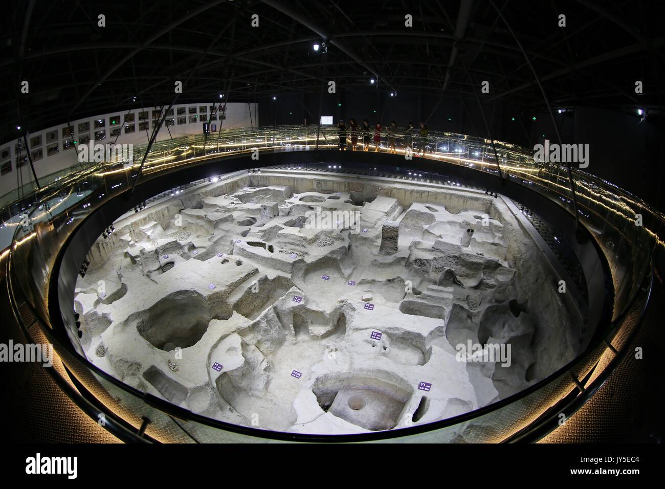 Shijiazhuang cinese nella provincia di Hebei. 17 Ago, 2017. La gente visita recentemente inaugurato Xing forno Museo sul sito in Neiqiu County, a nord della Cina di nella provincia di Hebei, Agosto 17, 2017. Xing forno era uno di porcellana di luoghi di produzione nella Cina antica. Credito: Yang Shiyao/Xinhua/Alamy Live News Foto Stock