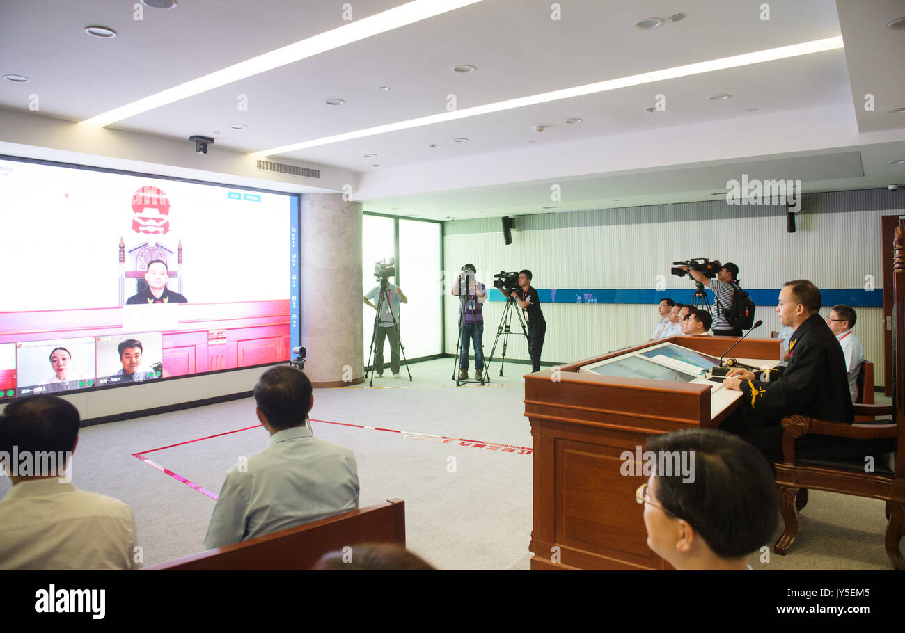 Hangzhou, cinese della Provincia di Zhejiang. 18 Agosto, 2017. Giudica il lavoro in Internet corte di Hangzhou, a est della capitale cinese della Provincia di Zhejiang, Agosto 18, 2017. La Corte, prima del suo genere in Cina, specializzata nella gestione di Internet-casi correlati, aperto venerdì per soddisfare il crescente numero di linea di controversie commerciali e azioni legali di diritto d'autore. I casi trattati dalla Corte sarà provato online. Credito: Weng Xinyang/Xinhua/Alamy Live News Foto Stock