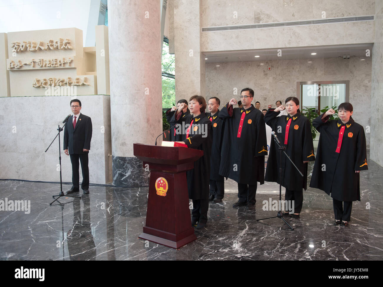 Hangzhou, cinese della Provincia di Zhejiang. 18 Agosto, 2017. I giudici della Corte giuro in nel corso di una cerimonia per Internet corte di Hangzhou, a est della capitale cinese della Provincia di Zhejiang, Agosto 18, 2017. La Corte, prima del suo genere in Cina, specializzata nella gestione di Internet-casi correlati, aperto venerdì per soddisfare il crescente numero di linea di controversie commerciali e azioni legali di diritto d'autore. I casi trattati dalla Corte sarà provato online. Credito: Weng Xinyang/Xinhua/Alamy Live News Foto Stock